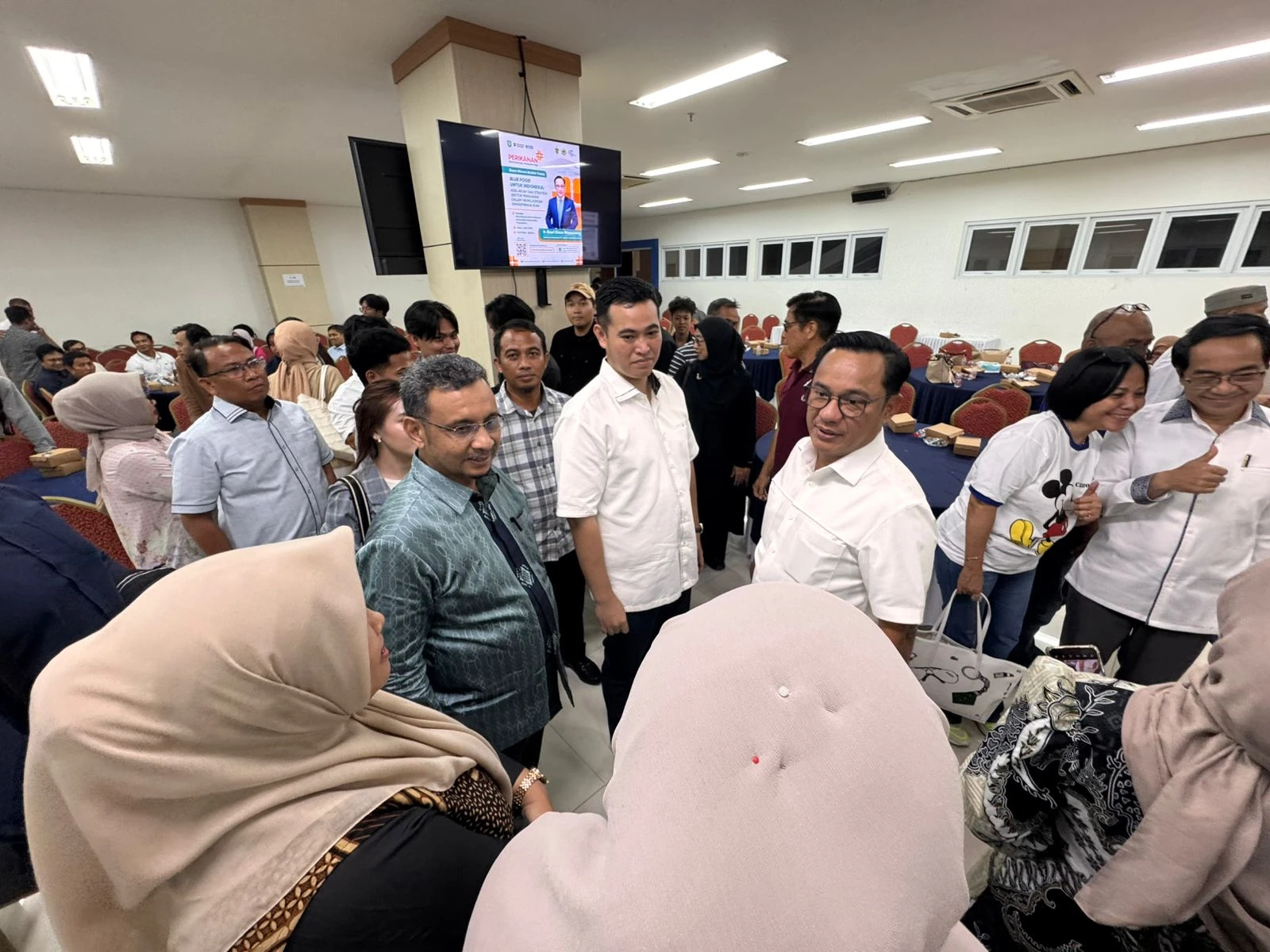 Suasana hangat penuh keakraban terasa saat M. Yusran Lalogau berbaur dan berdialog langsung dengan para alumni dalam Mubes V IKA Perikanan Unhas, menegaskan bahwa kekuatan organisasi lahir dari kedekatan, kebersamaan, dan semangat saling menguatkan. (Foto: Dok.Pribadi).